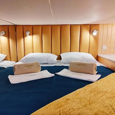 Botel Sleepboat Golden Life Yacth In Douro Porto