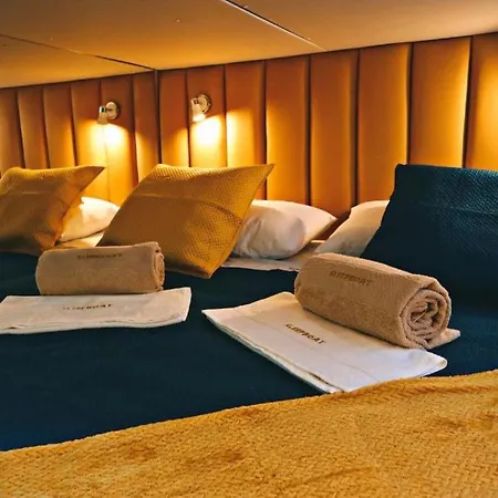 Botel Sleepboat Golden Life Yacth In Douro *