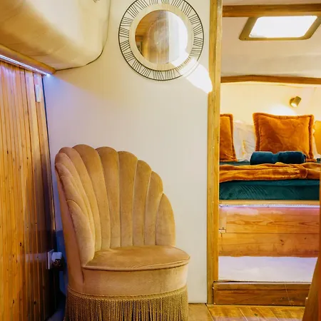 Botel Sleepboat Golden Life Porto