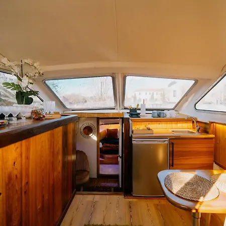 Sleepboat Golden Life Botel *