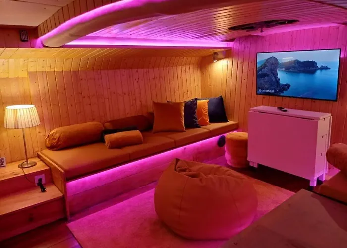 Sleepboat Golden Life Botel *