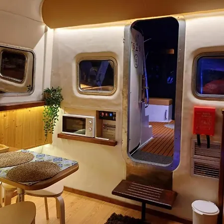 Sleepboat Golden Life 보트호텔
